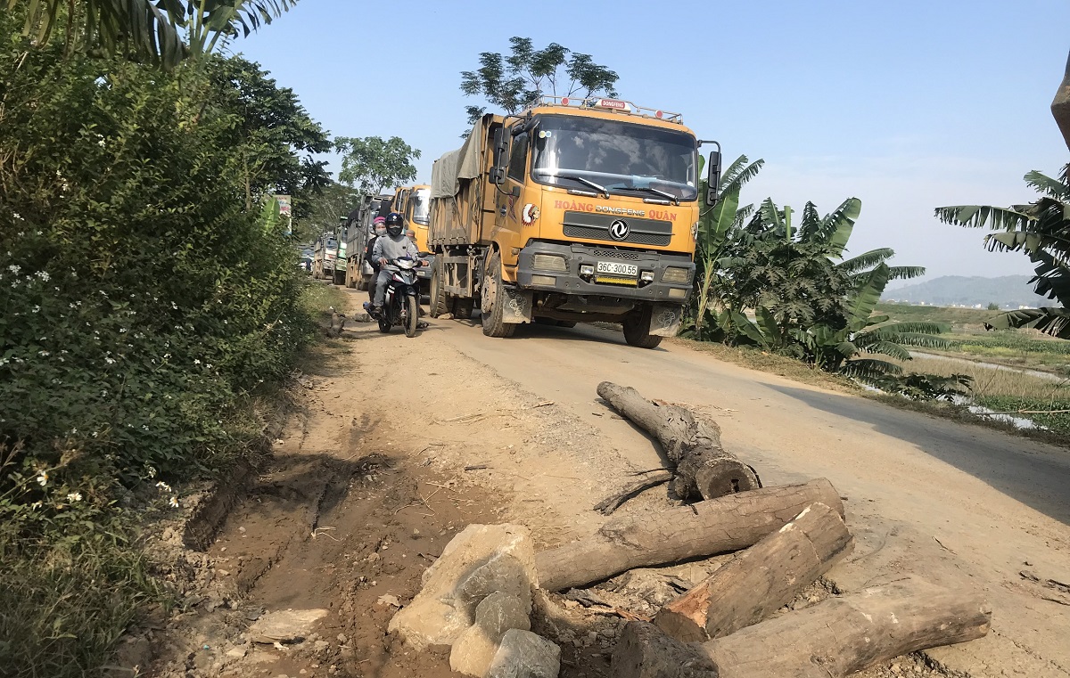 D&acirc;n mang th&ugrave;ng phuy, kh&uacute;c gỗ... chặn đo&agrave;n xe tải chở đất - Ảnh 8.