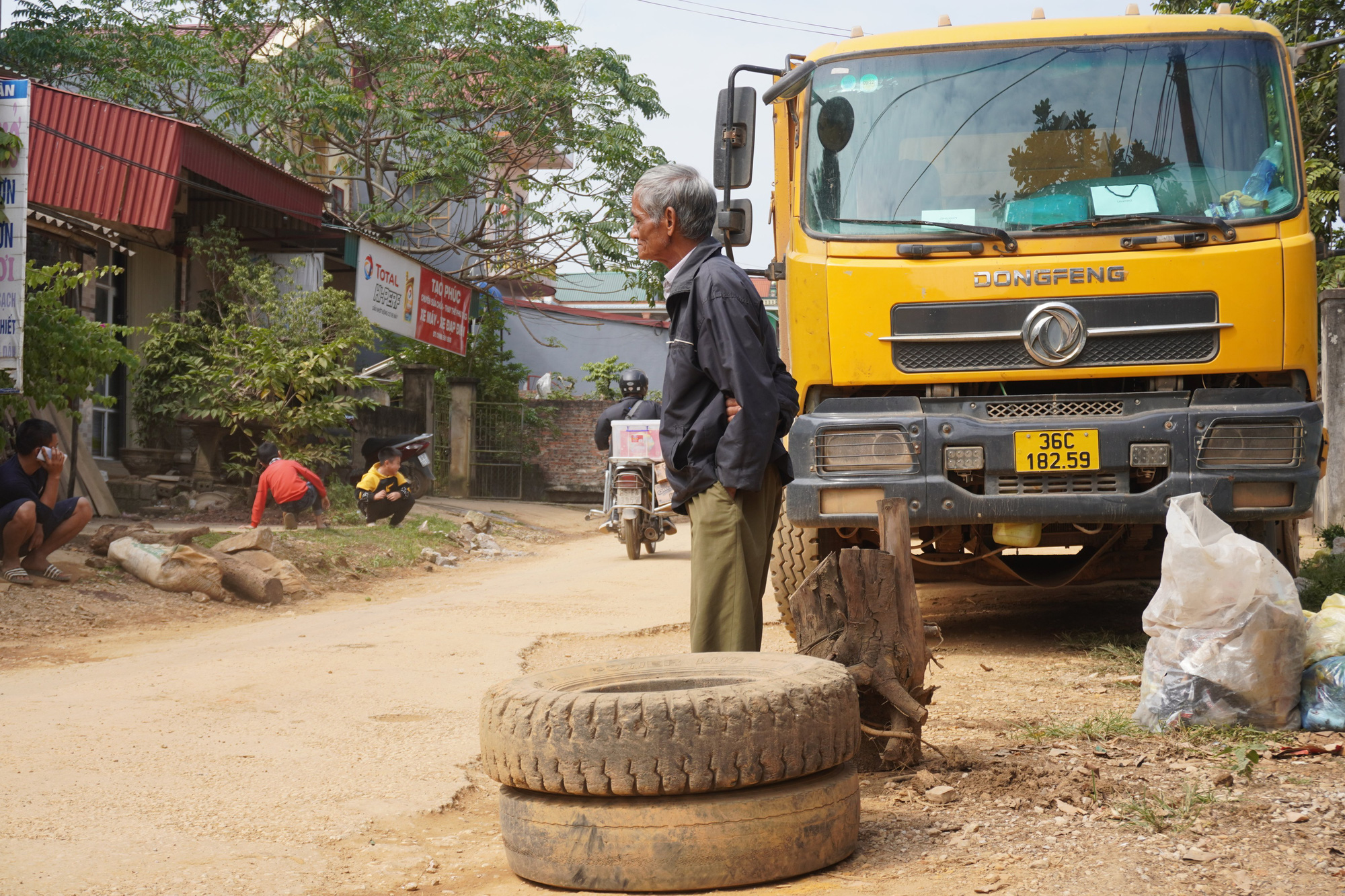 D&acirc;n mang th&ugrave;ng phuy, kh&uacute;c gỗ... chặn đo&agrave;n xe tải chở đất - Ảnh 3.