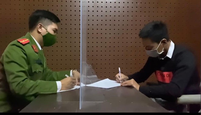 CLIP: Cướp kề dao v&agrave;o cổ nữ nh&acirc;n vi&ecirc;n thu ng&acirc;n - Ảnh 1.