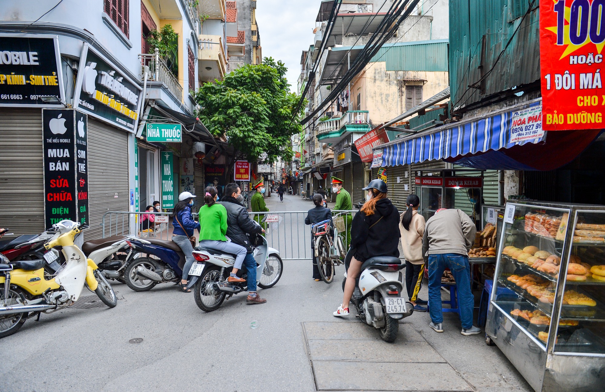 Nguy cơ b&ugrave;ng ph&aacute;t Covid-19 ở H&agrave; Nội - Ảnh 1.