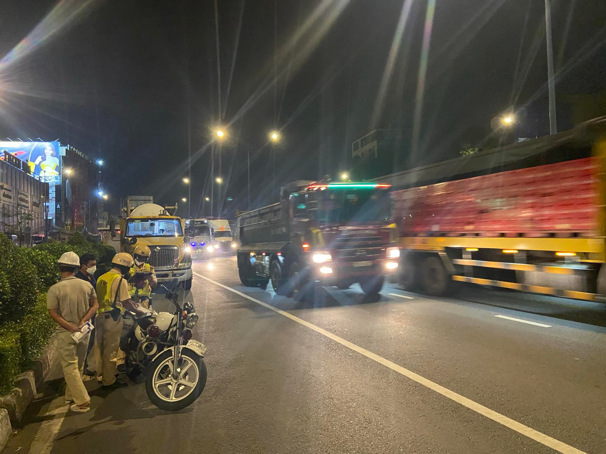 VỀ "NHỮNG ĐOÀN XE... BẤT TRỊ": Xử phạt hàng loạt trường hợp vi phạm