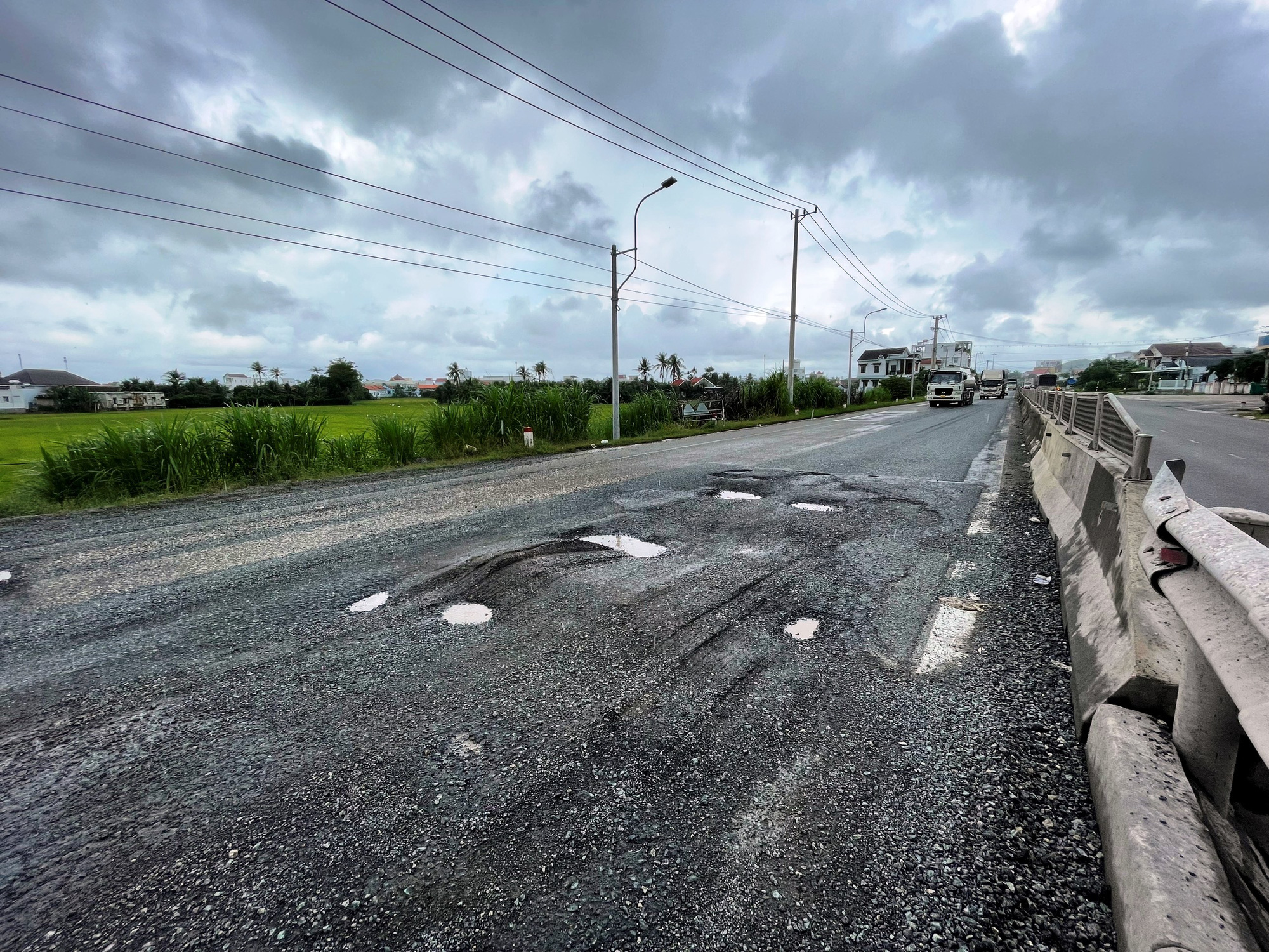 Cận cảnh Quốc lộ 1 qua Khánh Hòa như chiếc "áo rách"