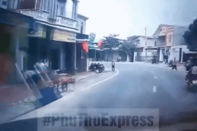 CLIP: Người đ&agrave;n &ocirc;ng cầm s&uacute;ng bất ngờ lao ra đường doạ bắn t&agrave;i xế &ocirc;t&ocirc; - Ảnh 1.