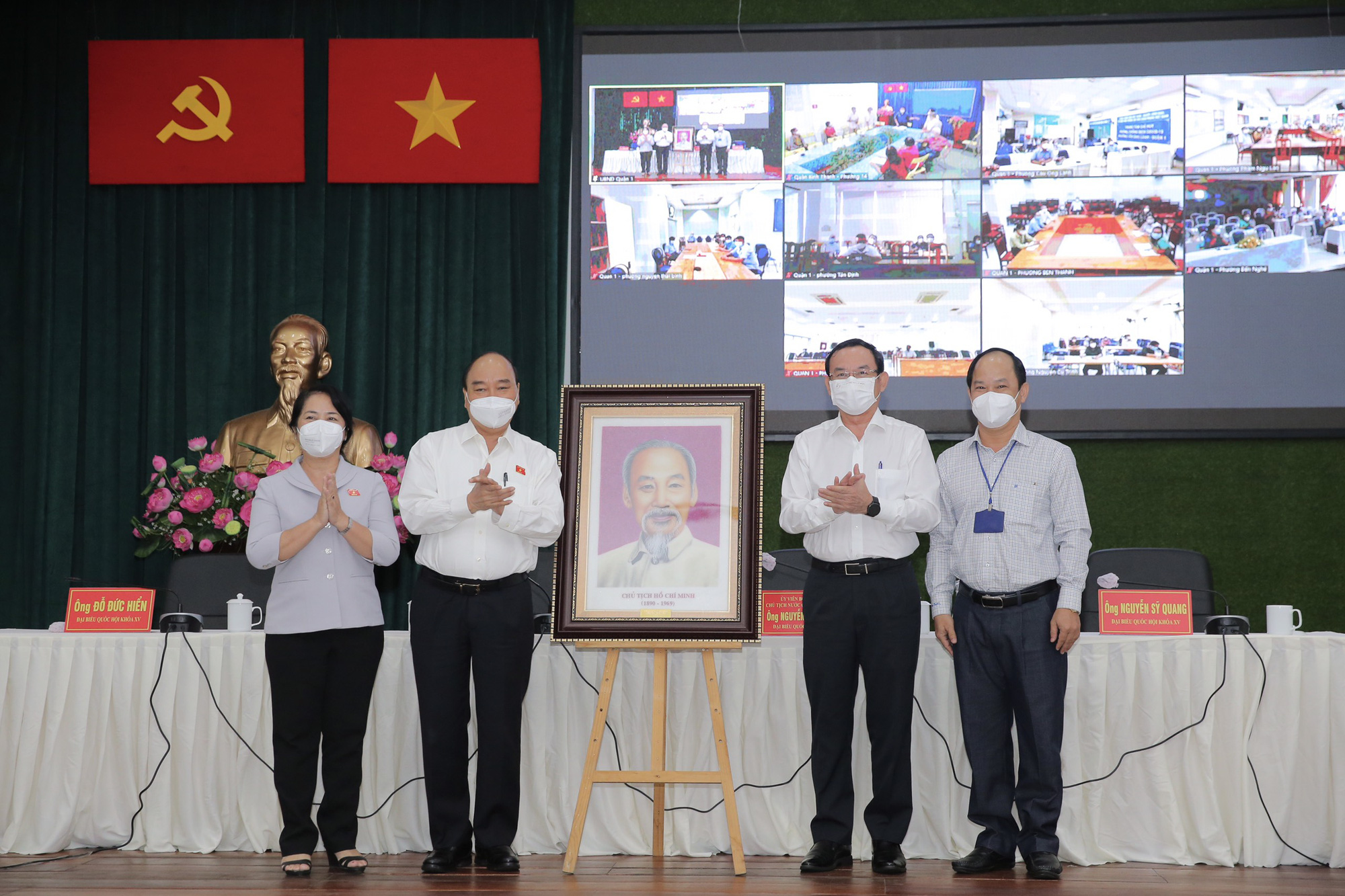 Lần đầu ti&ecirc;n, Chủ tịch nước Nguyễn Xu&acirc;n Ph&uacute;c tiếp x&uacute;c cử tri 3 quận trung t&acirc;m TP HCM - Ảnh 2.