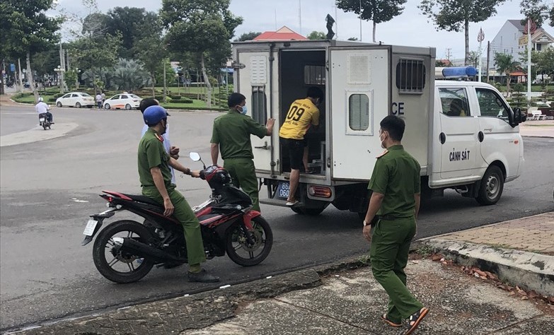 Mâu thuẫn khi cách ly y tế, thiếu niên đâm chết bạn cùng phòng