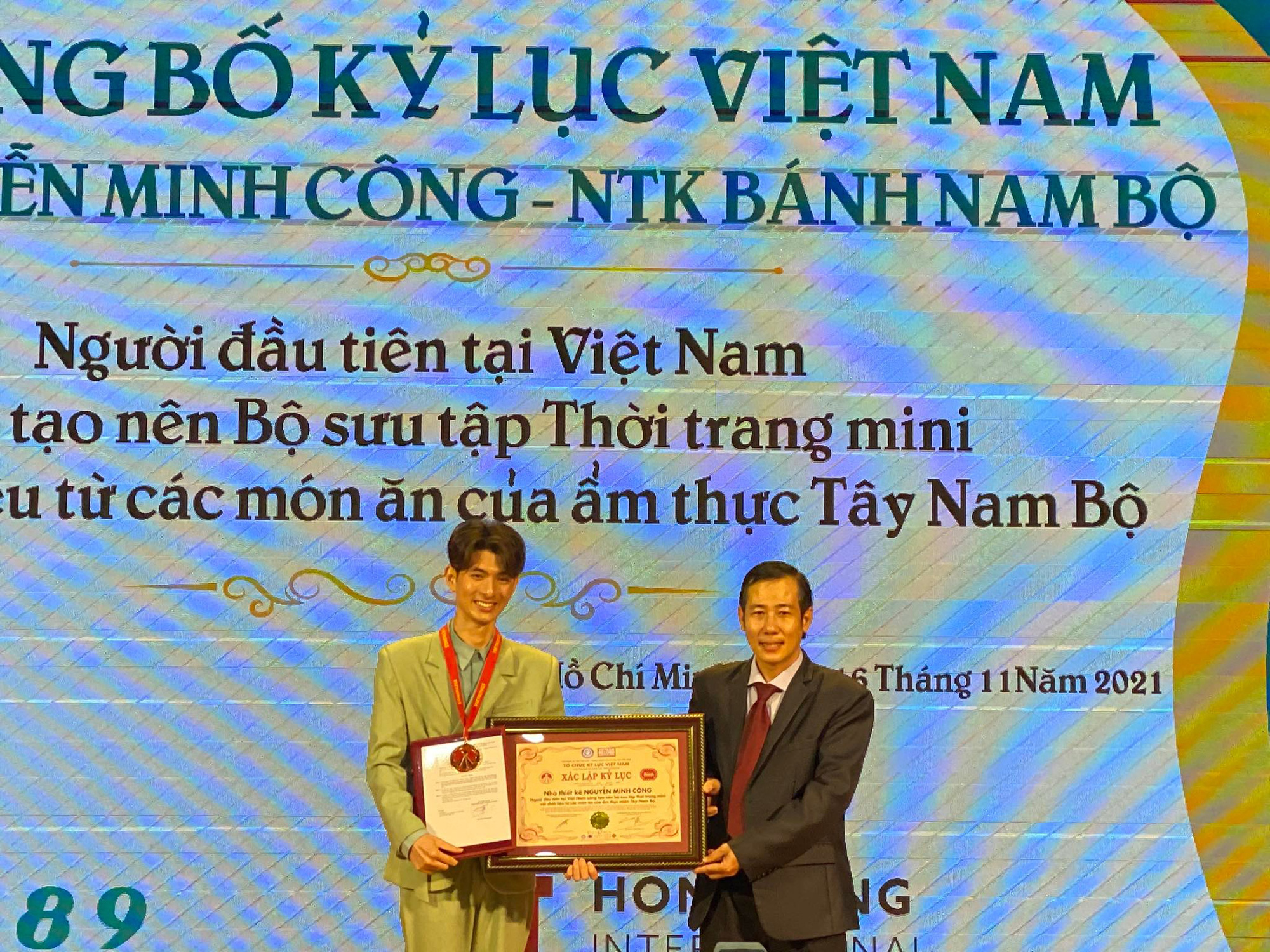 Bộ sưu tập thời trang l&agrave;m từ m&oacute;n b&aacute;nh miền T&acirc;y nhận kỷ lục Việt Nam - Ảnh 2.