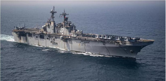 Trực thăng qu&acirc;n sự Iran th&aacute;ch thức t&agrave;u tấn c&ocirc;ng Mỹ USS Essex - Ảnh 1.