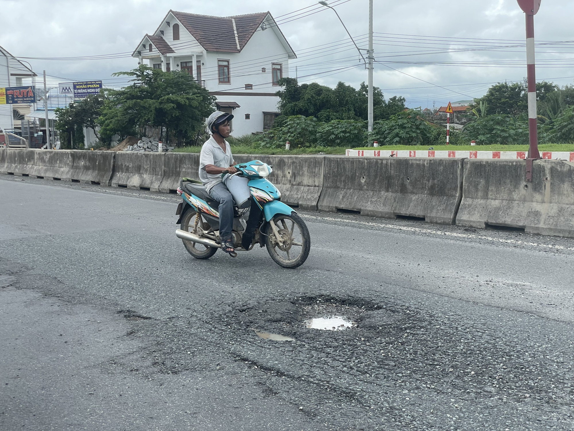 Cận cảnh Quốc lộ 1 qua Khánh Hòa như chiếc áo rách - Ảnh 11.