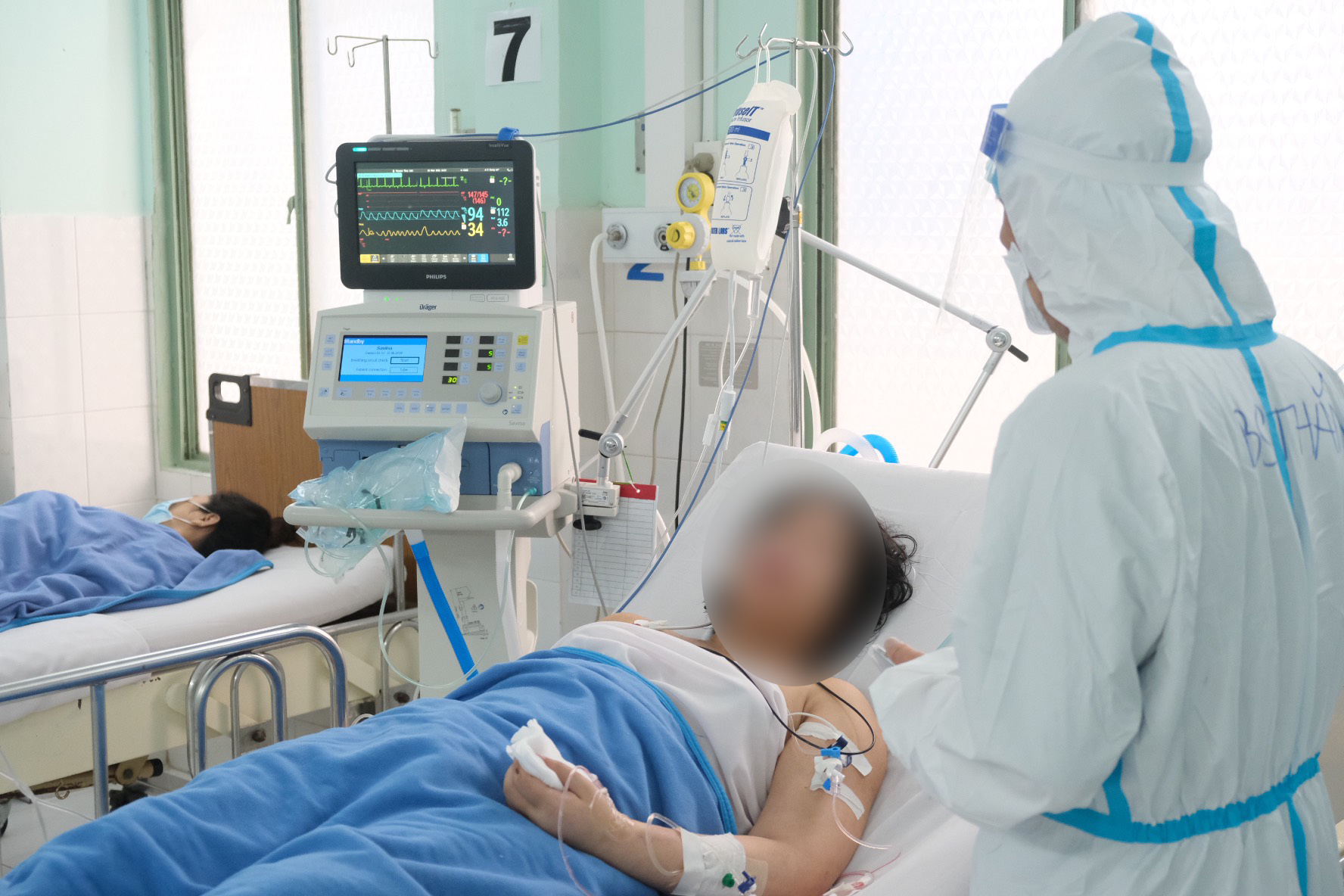 Cứu sống người mẹ mang song thai nhiễm Covid-19 do không tiêm vắc-xin - Ảnh 2.
