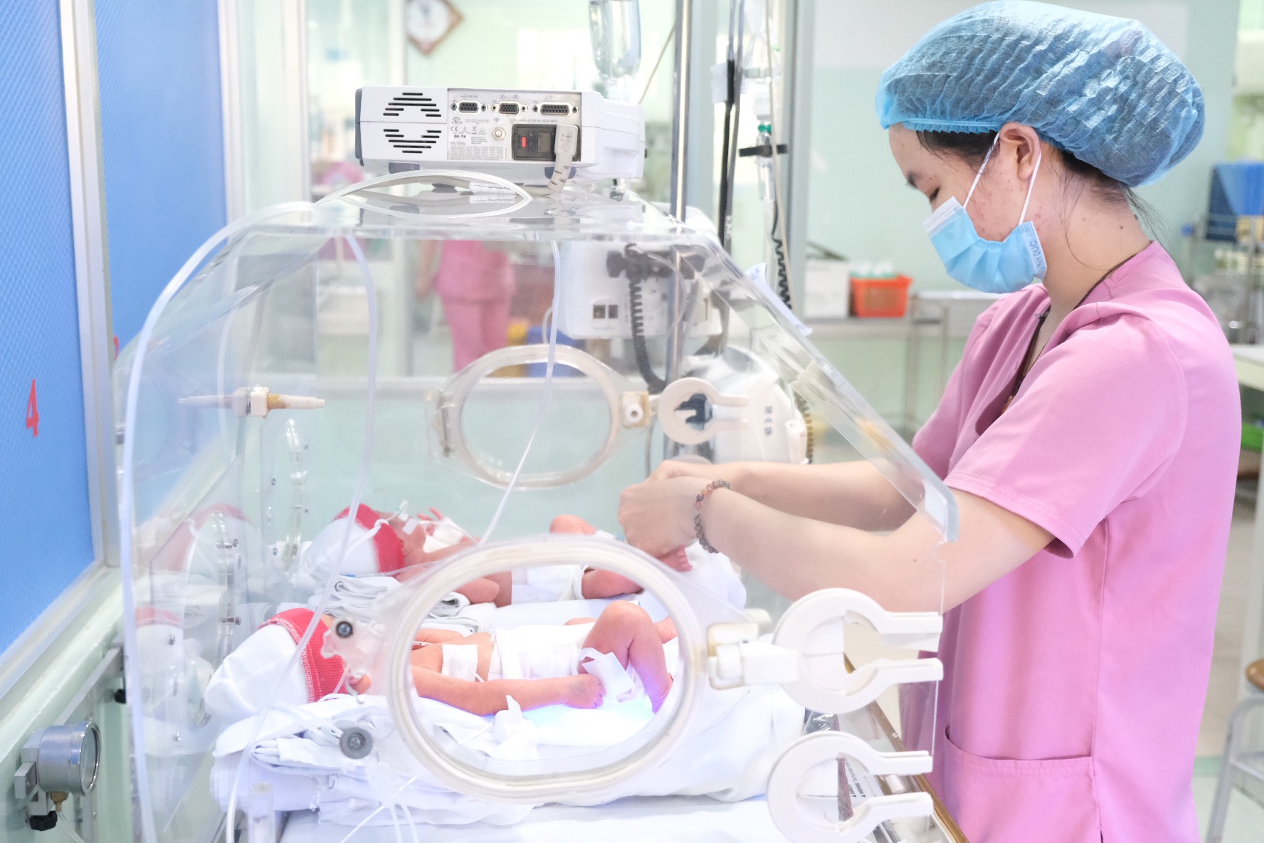Cứu sống người mẹ mang song thai nhiễm Covid-19 do không tiêm vắc-xin
