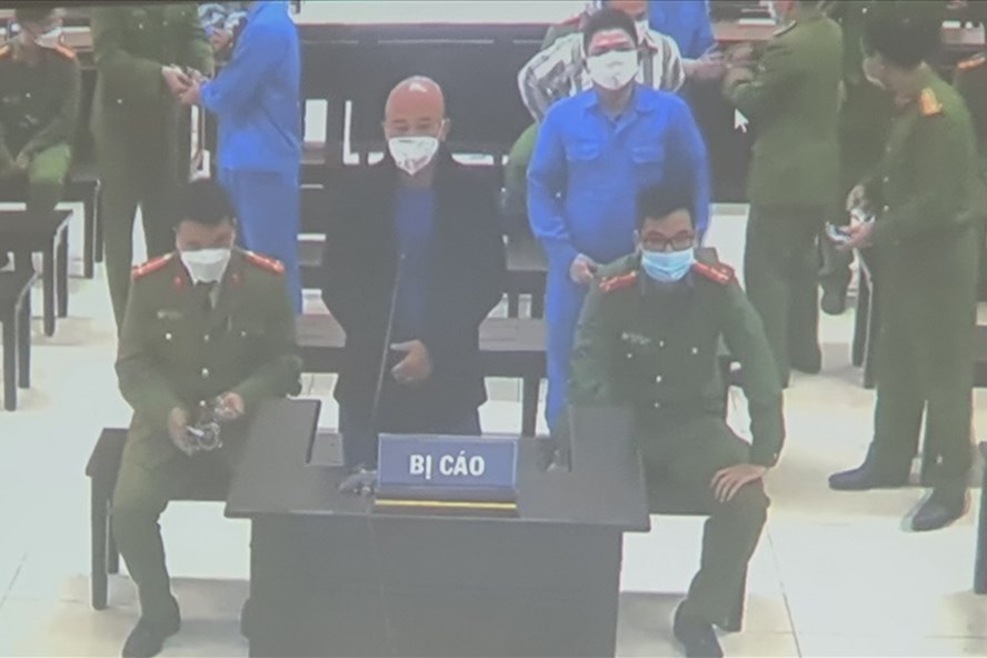 Vợ chồng Đường Nhuệ cùng đàn em hầu tòa vụ ăn chặn gần 2,5 tỉ đồng tiền hoả táng - Ảnh 1.