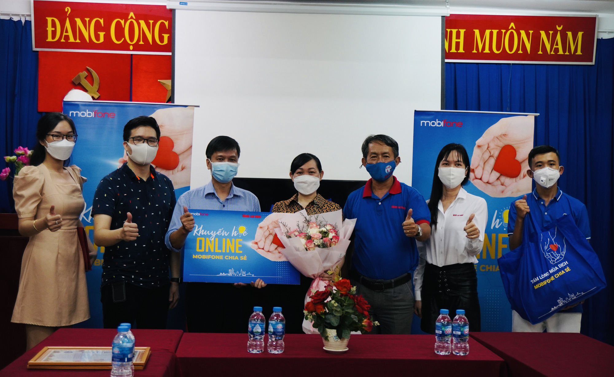 Sim Mobifone miễn phí đến với giáo viên, học sinh ở TP Thủ Đức - Ảnh 2.