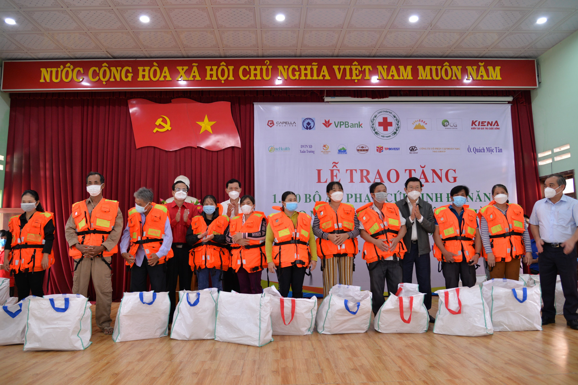 Nguy&ecirc;n Chủ tịch nước Trương Tấn Sang trao tặng hơn 1.600 bộ &aacute;o phao cứu sinh cho ngư d&acirc;n - Ảnh 2.