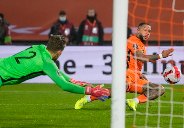 7 ph&uacute;t cuối ngỡ ng&agrave;ng, H&agrave; Lan gi&agrave;nh v&eacute; v&agrave;ng World Cup - Ảnh 4.
