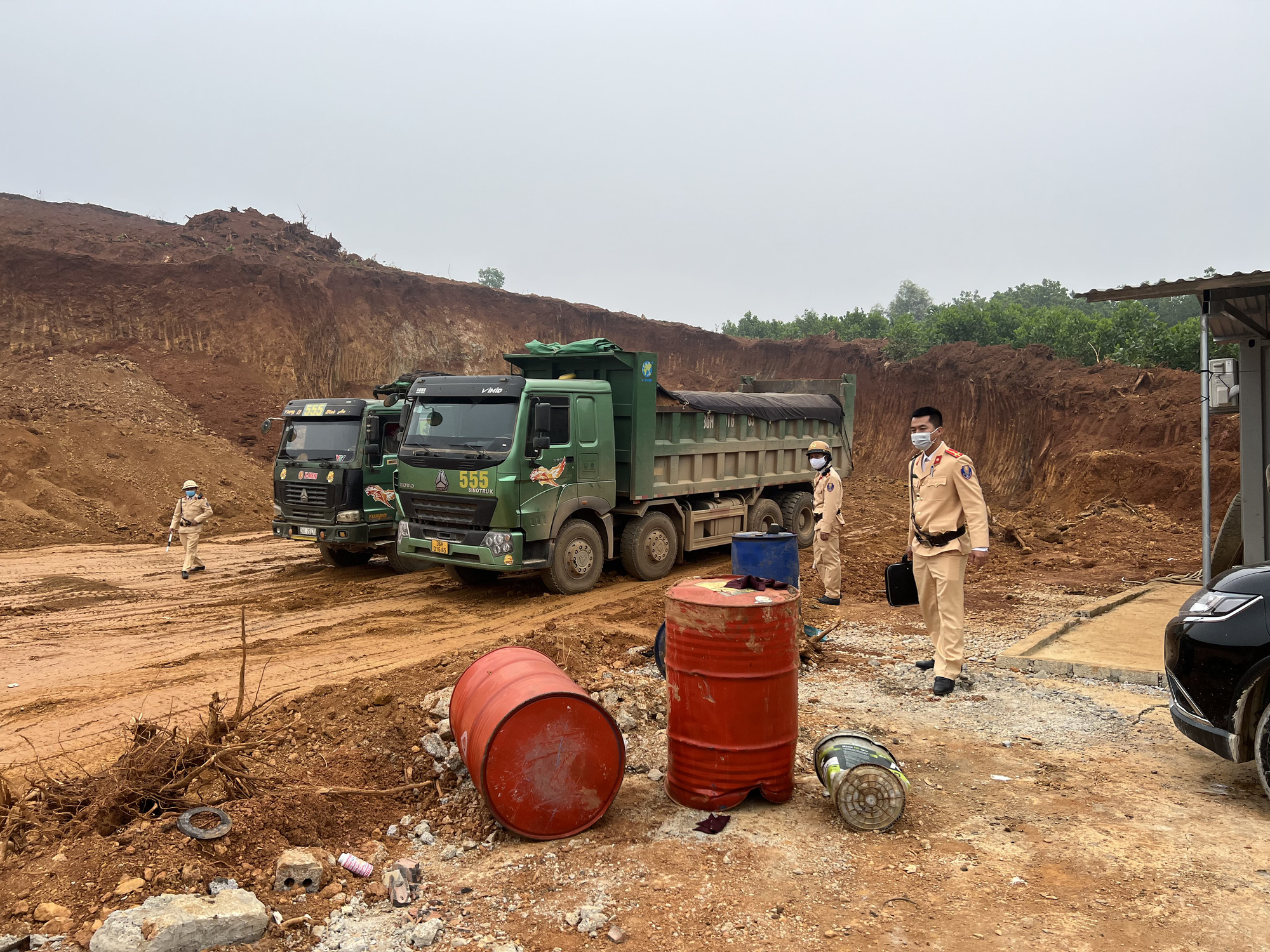 Công an vào cuộc vụ dân mang thùng phuy chặn đoàn xe chở đất