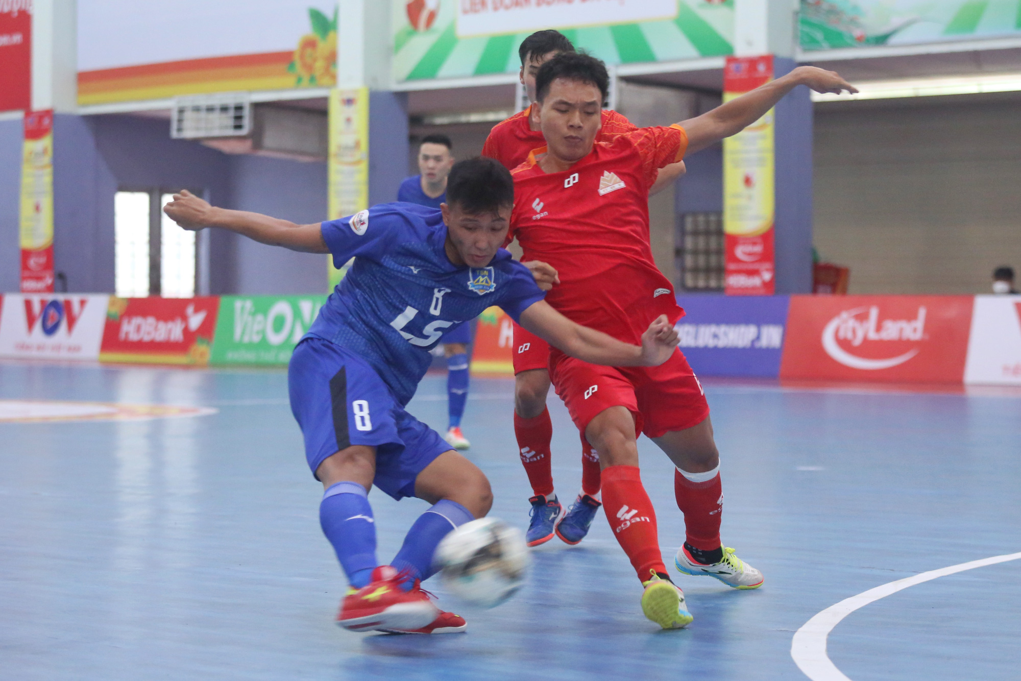 Nghi ngờ cầu thủ mắc Covid-19, trận cầu t&acirc;m điểm Giải Futsal VĐQG 2021 bị ho&atilde;n - Ảnh 1.