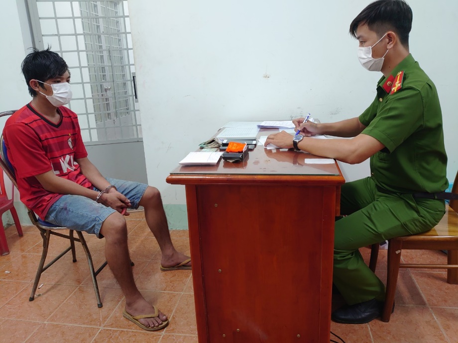 Thấy bạn gái ngủ say, gã trai trộm sạch tài sản của “mẹ vợ” tương lai