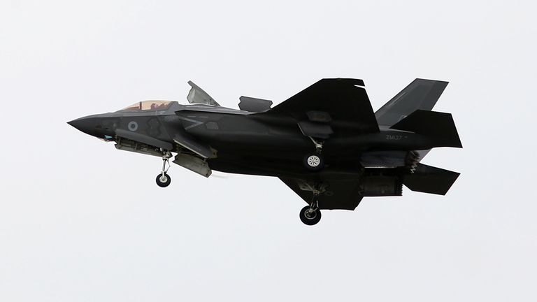 F-35 lao xuống biển sau khi cất cánh từ tàu sân bay Anh