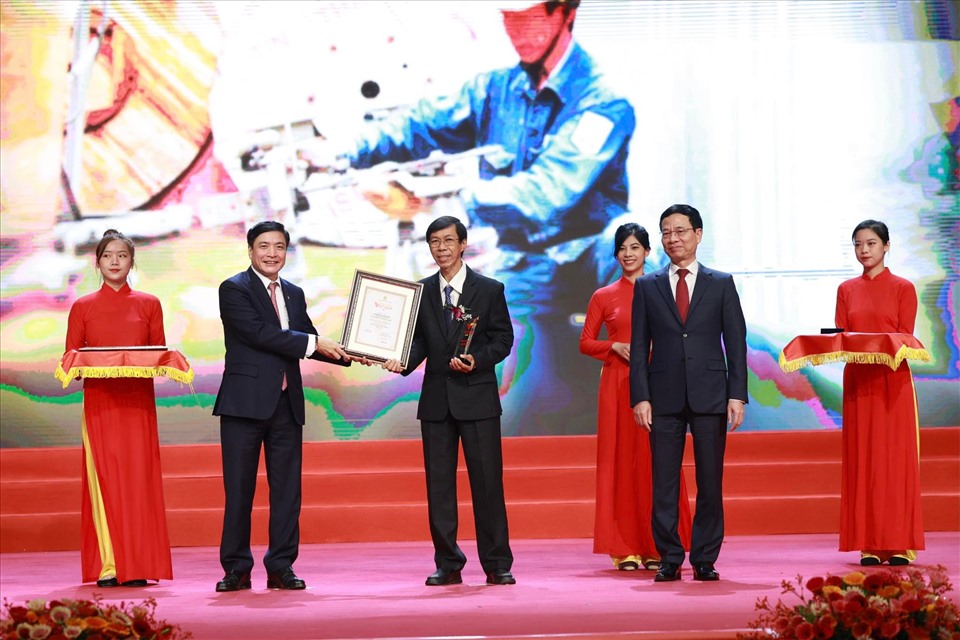 Vinh quang Việt Nam vinh danh sinh vi&ecirc;n Nguyễn Văn Nh&atilde;, người qu&ecirc;n m&igrave;nh cứu 3 bạn học - Ảnh 2.