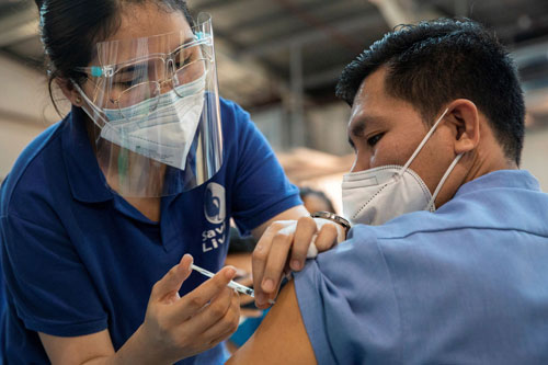 Covid-19: Khi "tiêm chủng đầy đủ" không còn là... 2 mũi
