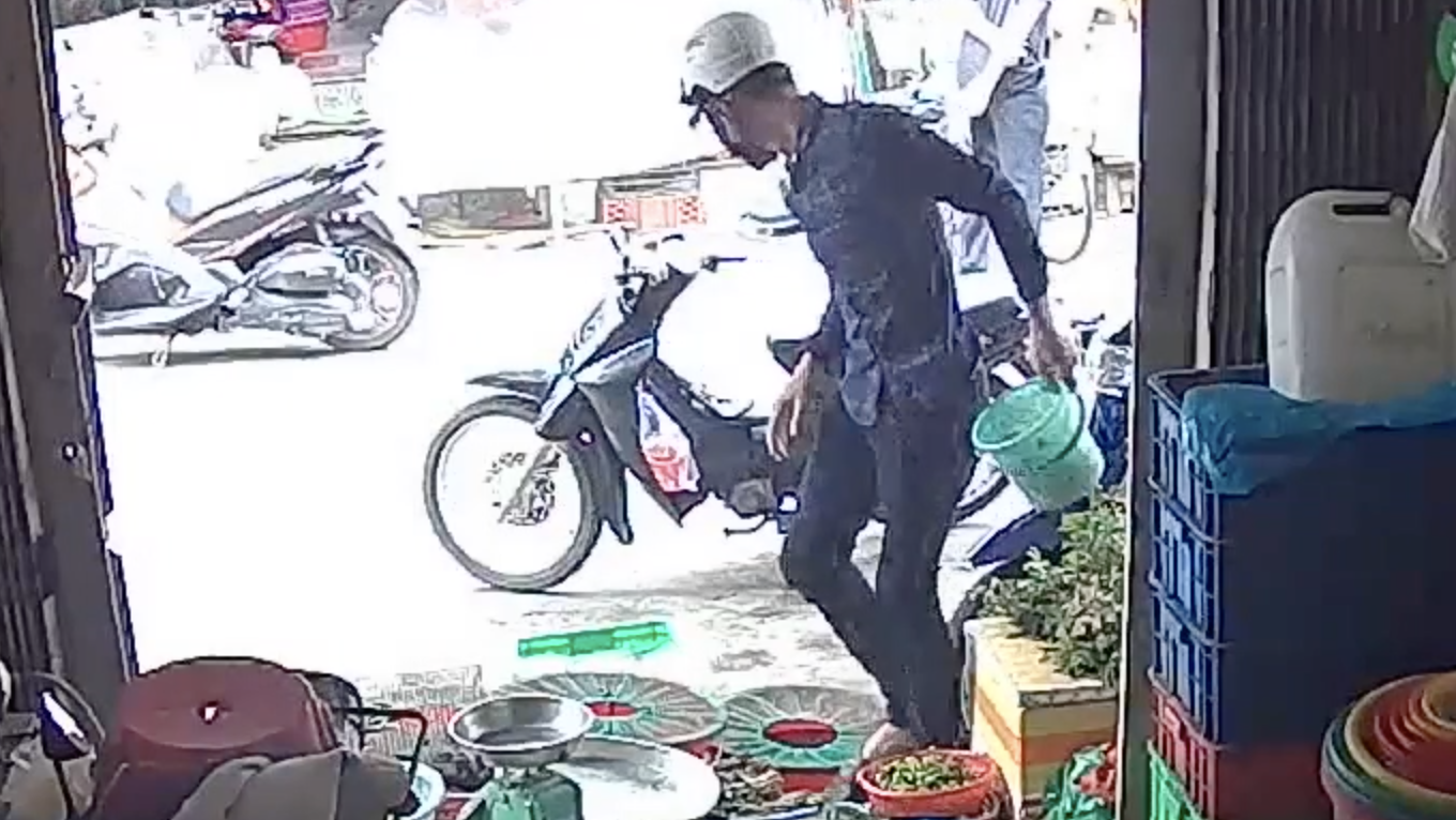 CLIP: Gã trai ôm xô tiền của chị bán cá ở TP HCM bỏ chạy