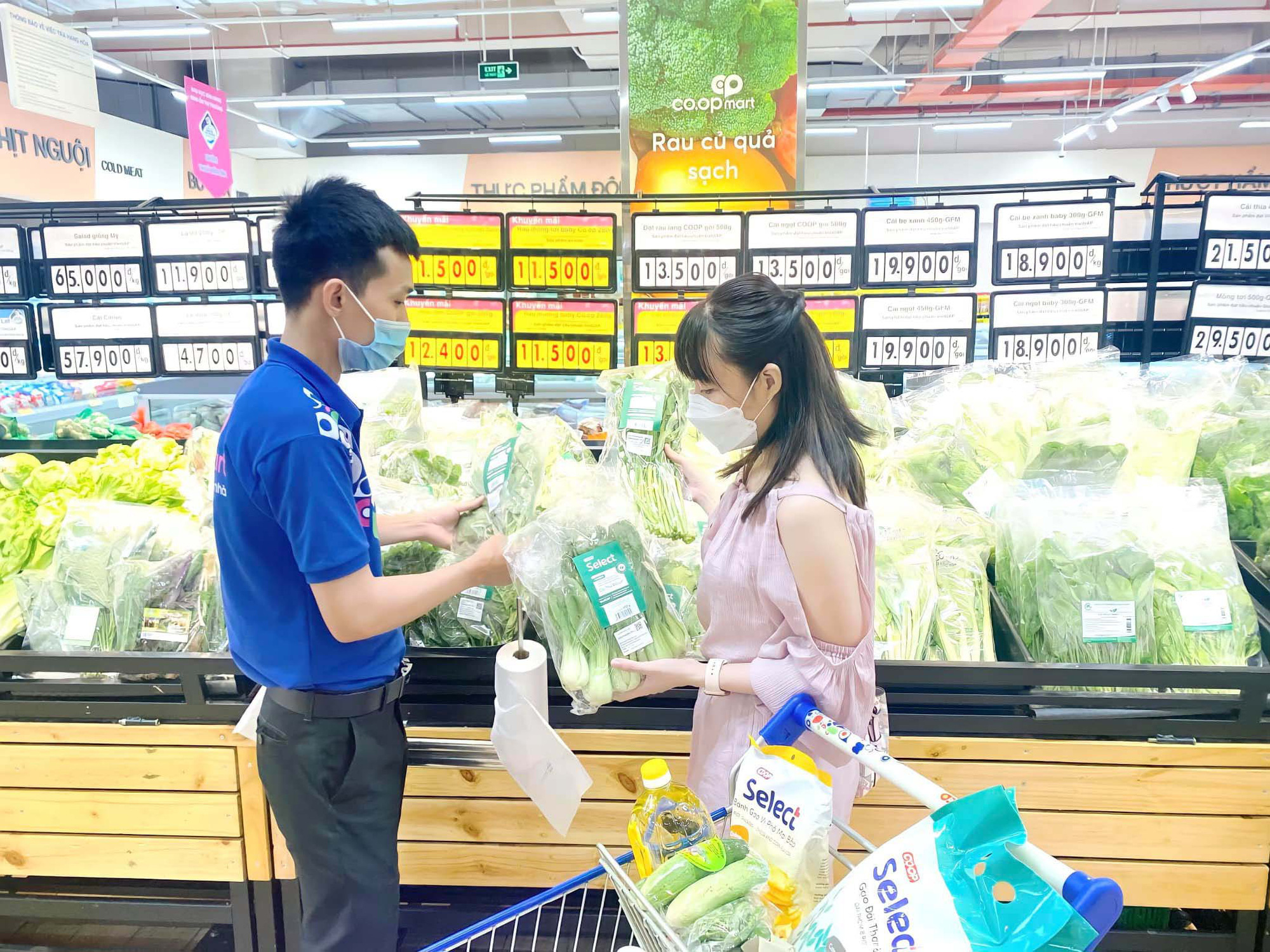 Siêu thị ồ ạt tung giảm giá cuối năm