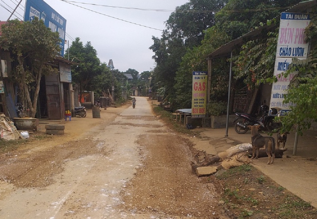 Vụ d&acirc;n mang th&ugrave;ng phuy chặn đo&agrave;n xe chở đất: Đ&atilde; sửa đường, tưới nước - Ảnh 2.