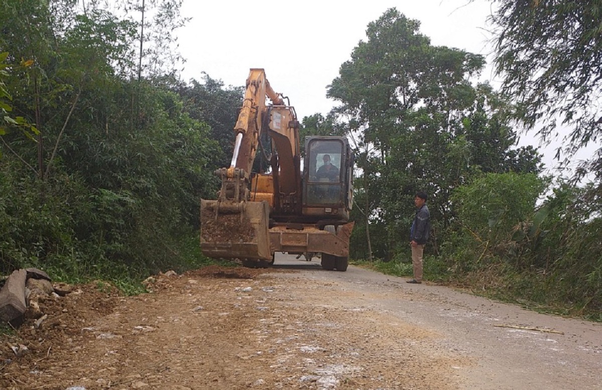 Vụ d&acirc;n mang th&ugrave;ng phuy chặn đo&agrave;n xe chở đất: Đ&atilde; sửa đường, tưới nước - Ảnh 1.