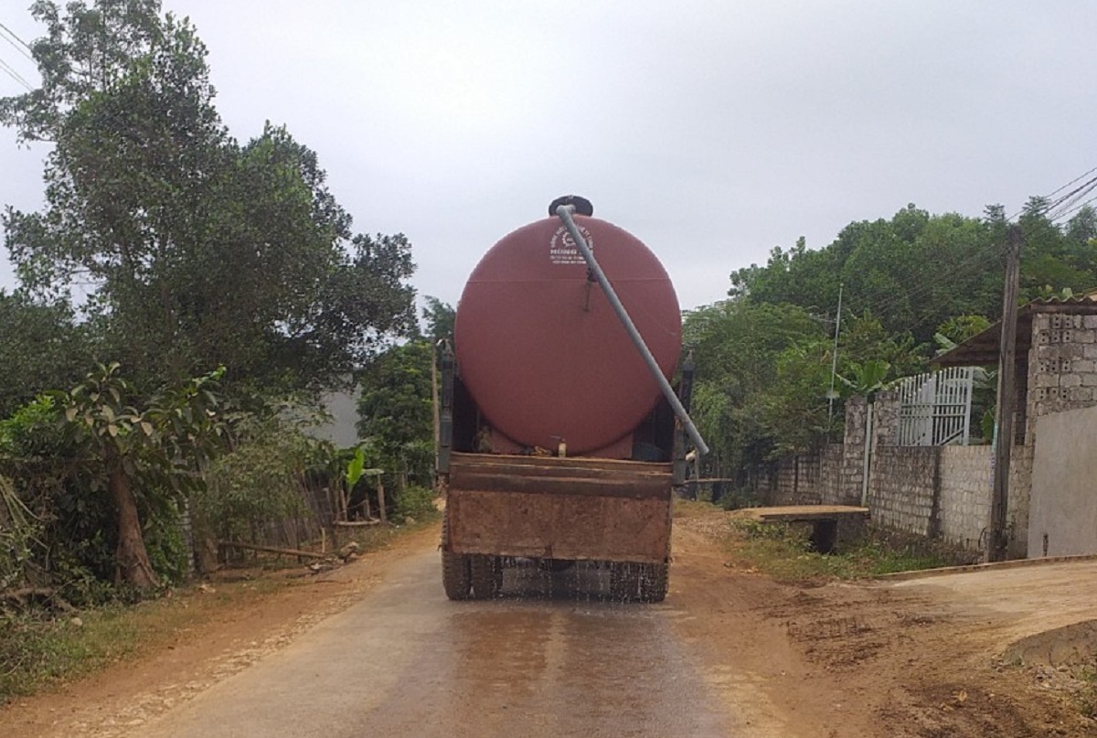 Vụ dân mang thùng phuy chặn đoàn xe chở đất: Đã sửa đường, tưới nước