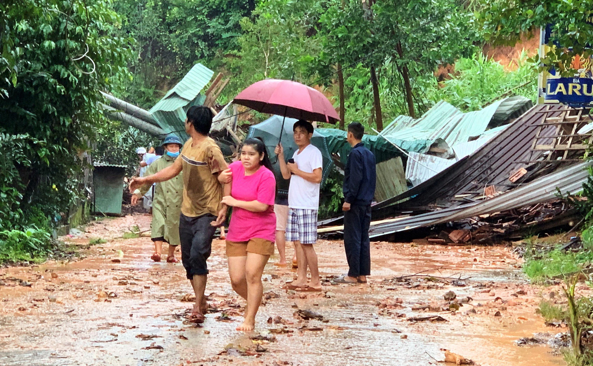 Quảng Nam sạt lở nhiều nơi, trụ điện đổ sập sau tiếng nổ chát chúa