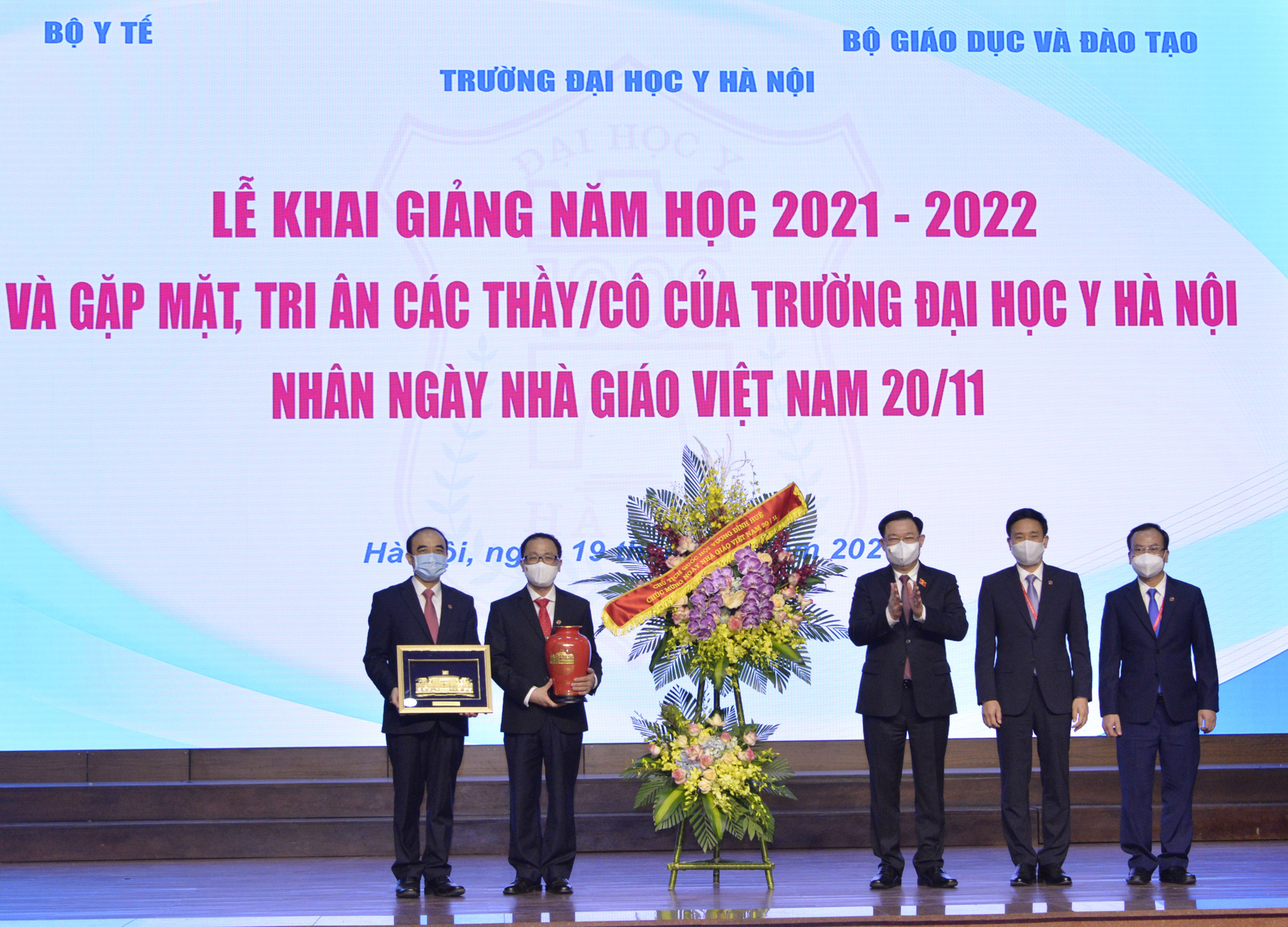 Chủ tịch Quốc hội Vương Đ&igrave;nh Huệ: Người thầy gi&aacute;o v&agrave; người thầy thuốc lu&ocirc;n được x&atilde; hội tr&acirc;n trọng, t&ocirc;n vinh - Ảnh 1.