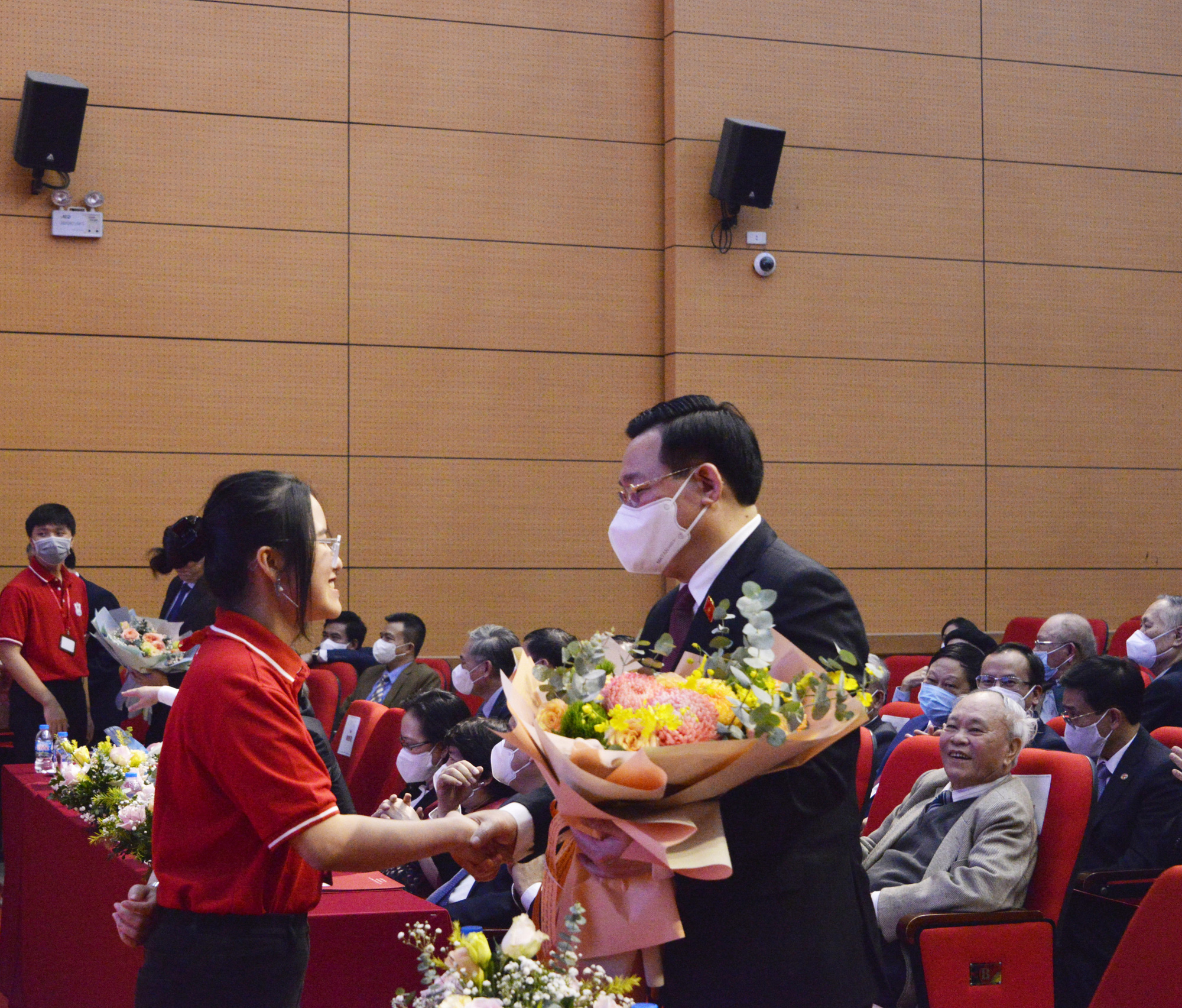 Chủ tịch Quốc hội Vương Đ&igrave;nh Huệ: Người thầy gi&aacute;o v&agrave; người thầy thuốc lu&ocirc;n được x&atilde; hội tr&acirc;n trọng, t&ocirc;n vinh - Ảnh 2.