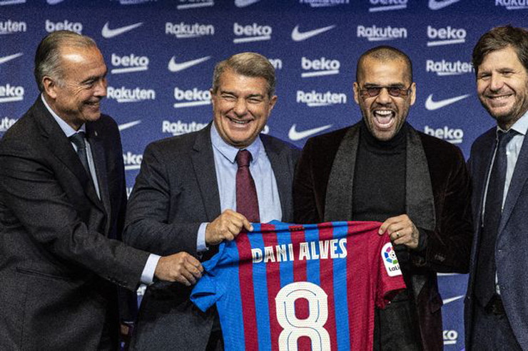 Cho&aacute;ng với ph&iacute; bồi thường si&ecirc;u hậu vệ 38 tuổi tại Barcelona - Ảnh 1.