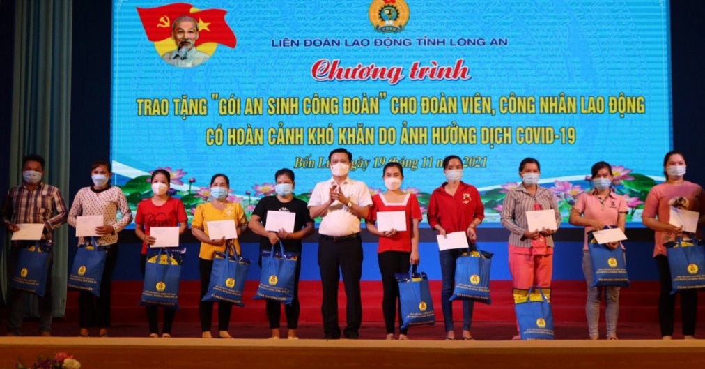 Gần 120 tỉ đồng hỗ trợ c&ocirc;ng nh&acirc;n, tuyến đầu chống dịch ở Long An - Ảnh 1.
