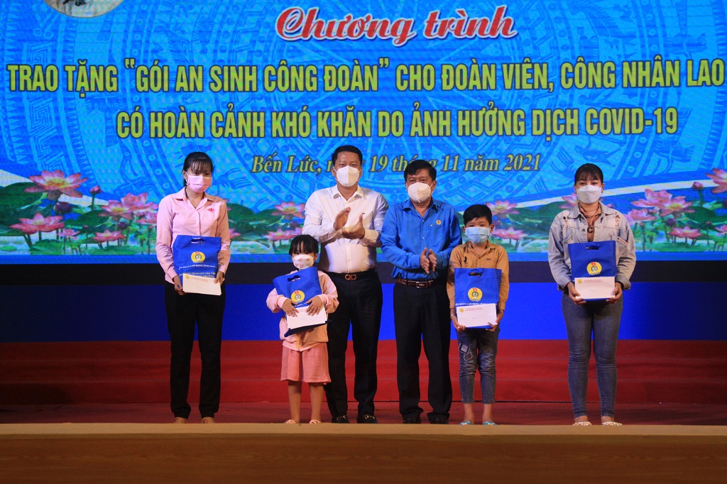 Gần 120 tỉ đồng hỗ trợ c&ocirc;ng nh&acirc;n, tuyến đầu chống dịch ở Long An - Ảnh 3.