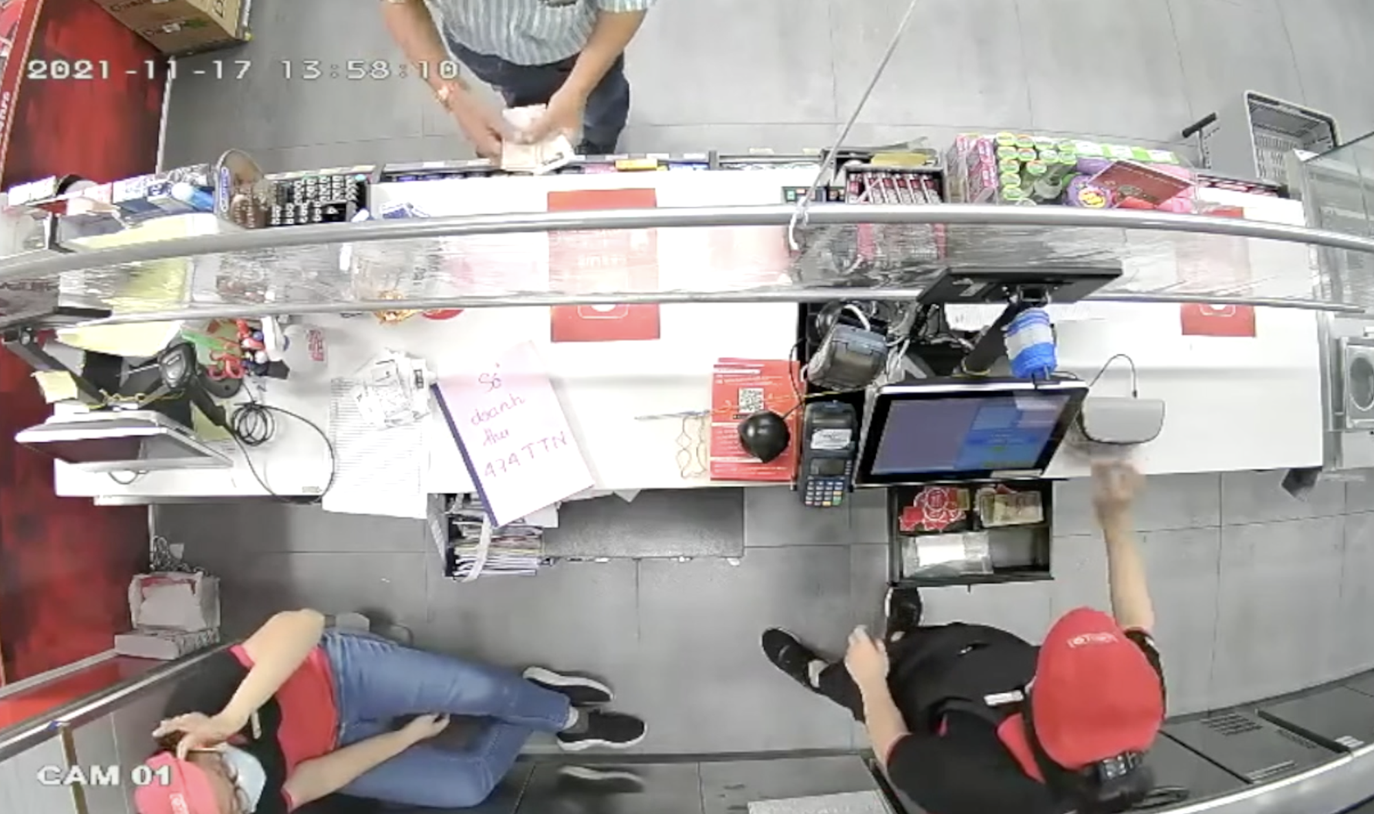CLIP: "Ảo thuật" trộm tờ 100.000 đồng ở cửa hàng tiện lợi tại TP HCM