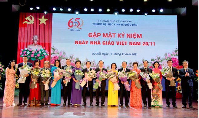 Chủ tịch Quốc hội Vương Đ&igrave;nh Huệ: Người thầy gi&aacute;o v&agrave; người thầy thuốc lu&ocirc;n được x&atilde; hội tr&acirc;n trọng, t&ocirc;n vinh - Ảnh 4.