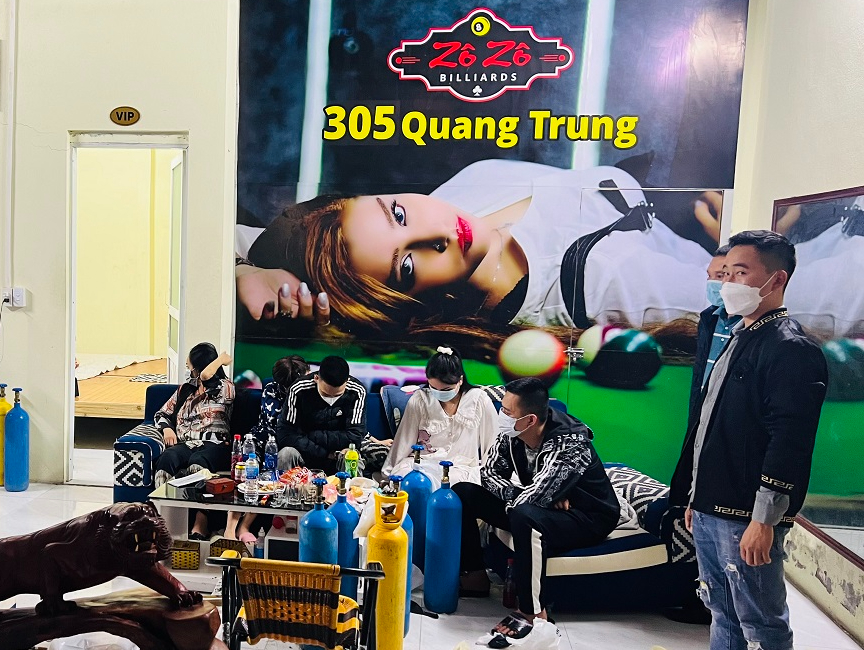5 nam, nữ thanh niên chơi ma túy, hít bóng cười giữa trung tâm thành phố