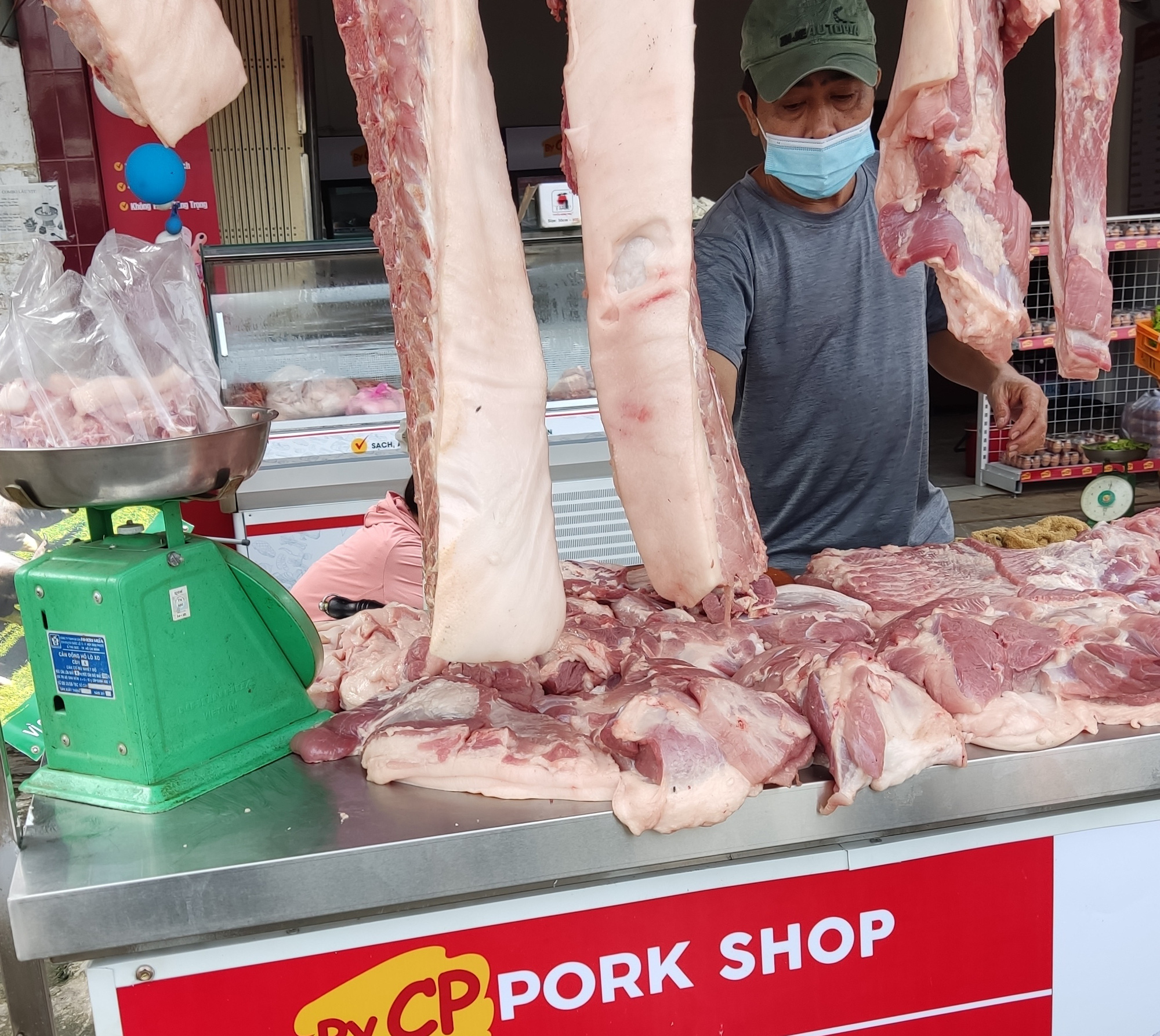 Gi&aacute; thịt heo giảm mạnh, ngược gi&oacute; với c&aacute;c mặt h&agrave;ng kh&aacute;c - Ảnh 2.