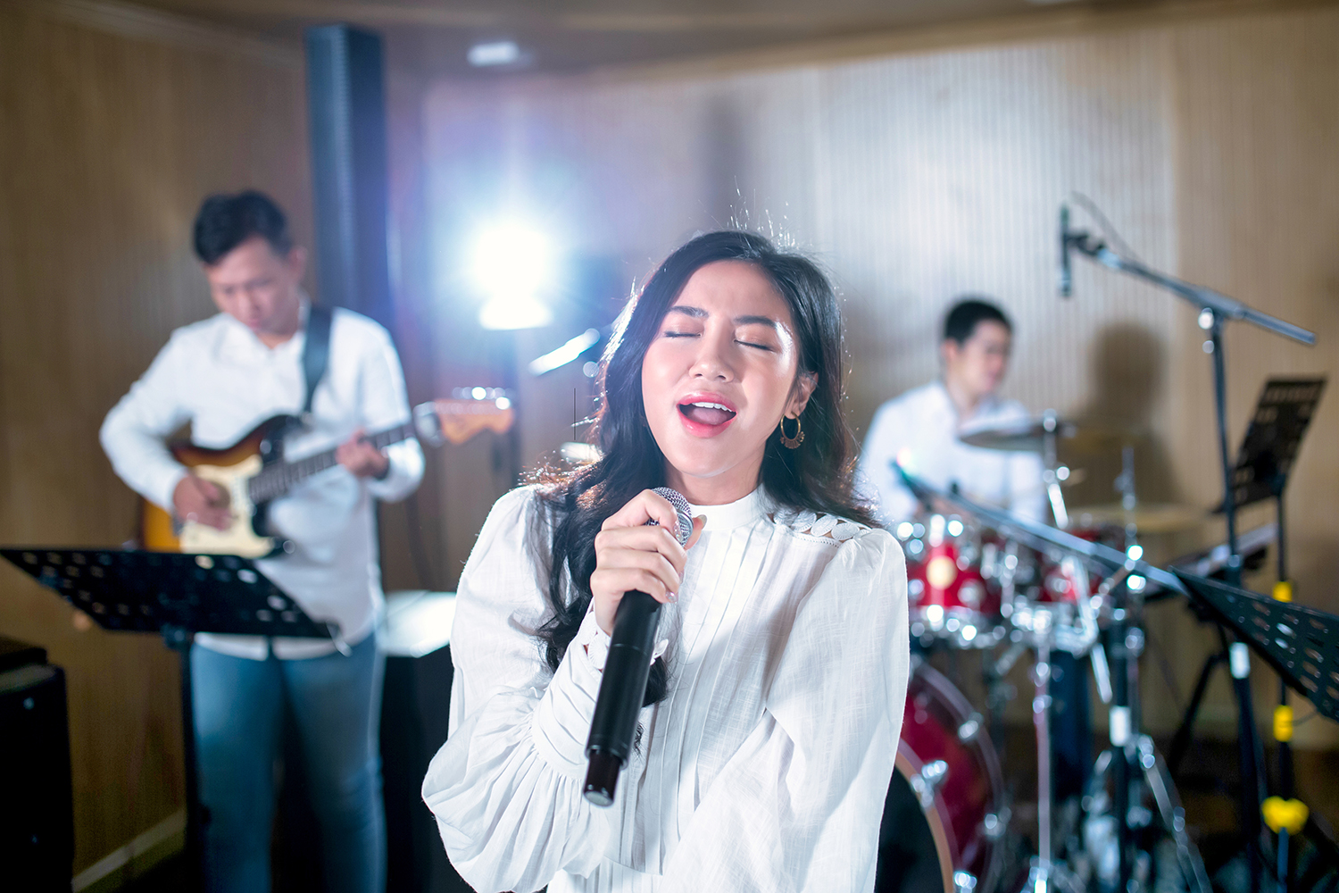 Văn Mai Hương đi học trong nước mắt
