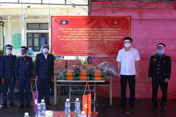 Ng&agrave;nh kiểm s&aacute;t trao qu&agrave; hỗ trợ người d&acirc;n, đồng nghiệp ở L&agrave;o - Ảnh 1.