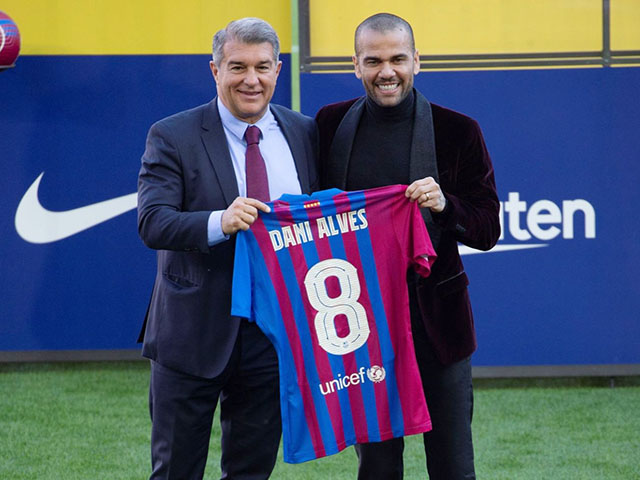 Choáng với phí bồi thường siêu hậu vệ 38 tuổi tại Barcelona