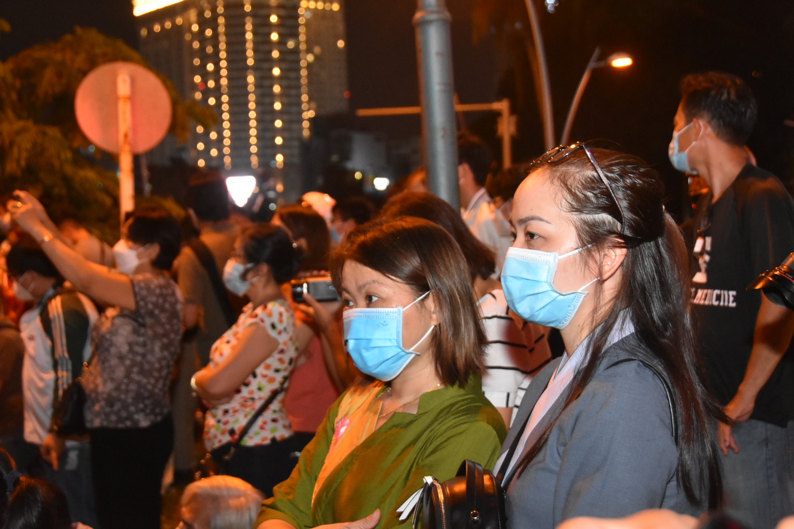 Người dân TP HCM tưởng niệm đồng bào tử vong và cán bộ, chiến sĩ hy sinh vì Covid-19 - Ảnh 15.