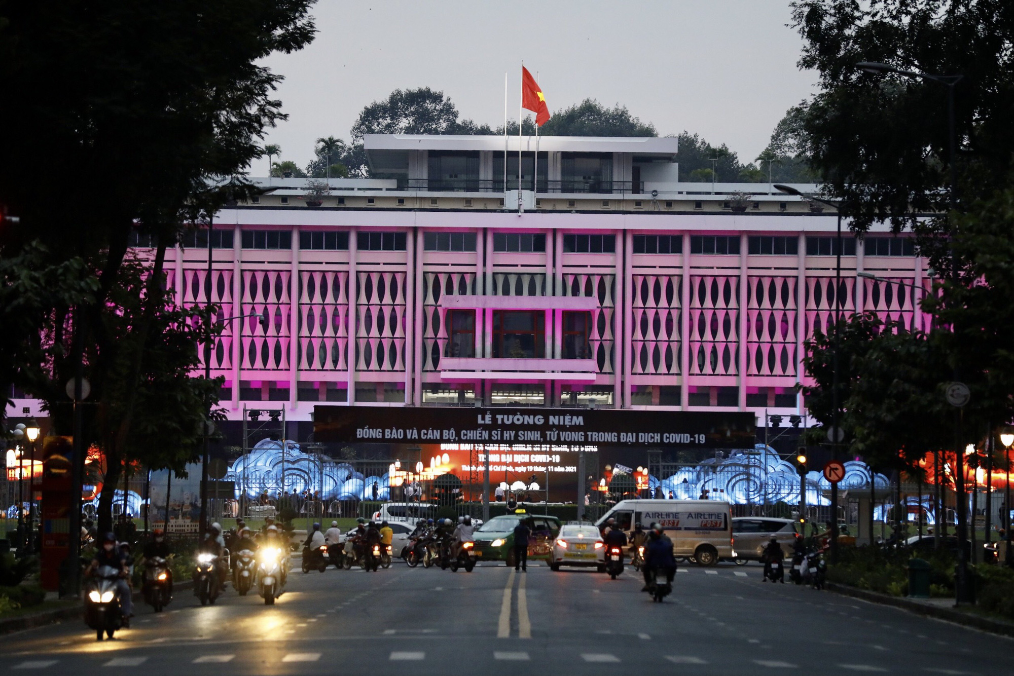 Người dân TP HCM tưởng niệm đồng bào tử vong và cán bộ, chiến sĩ hy sinh vì Covid-19 - Ảnh 1.