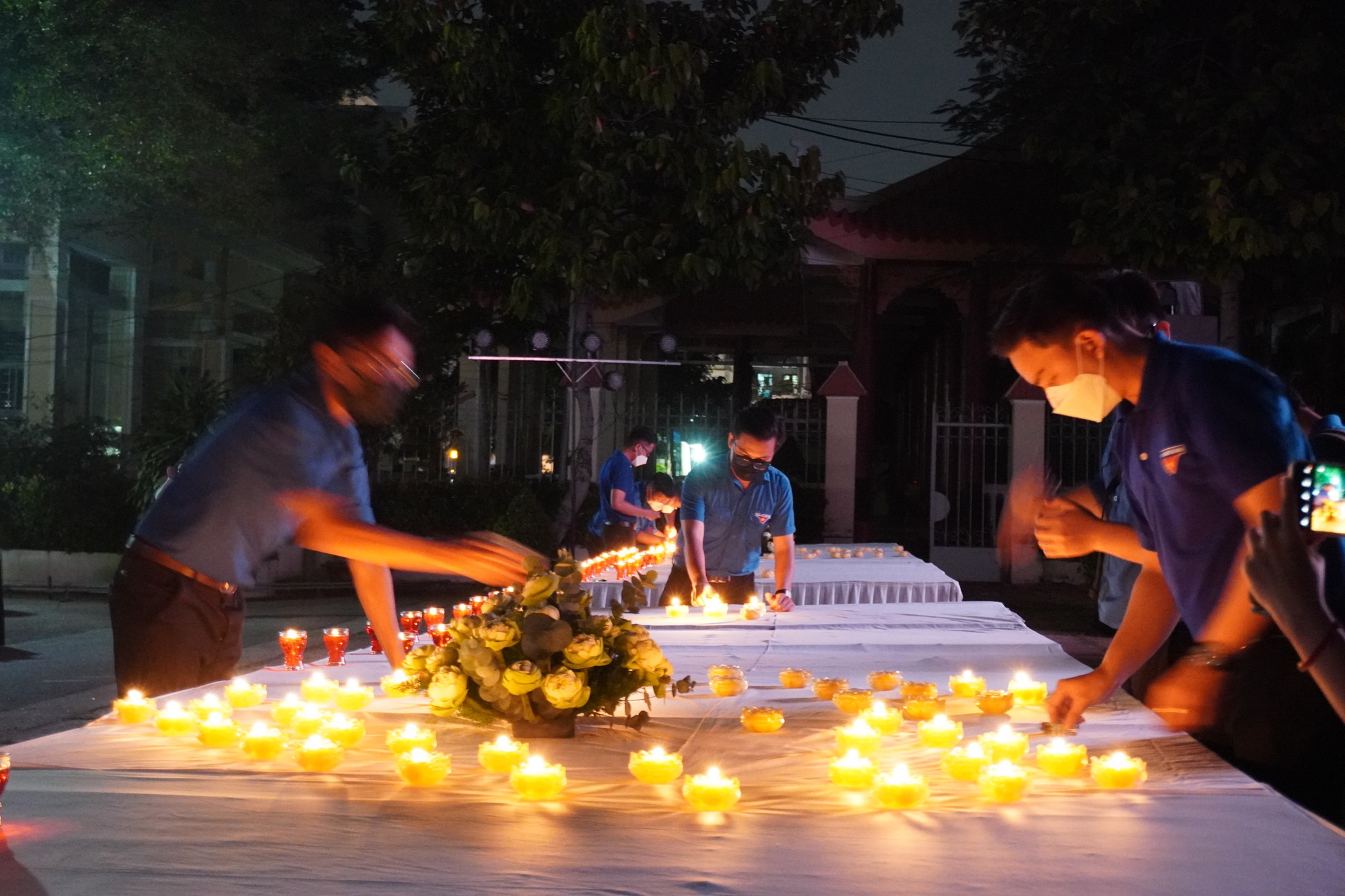 Người dân TP HCM tưởng niệm đồng bào tử vong và cán bộ, chiến sĩ hy sinh vì Covid-19 - Ảnh 7.