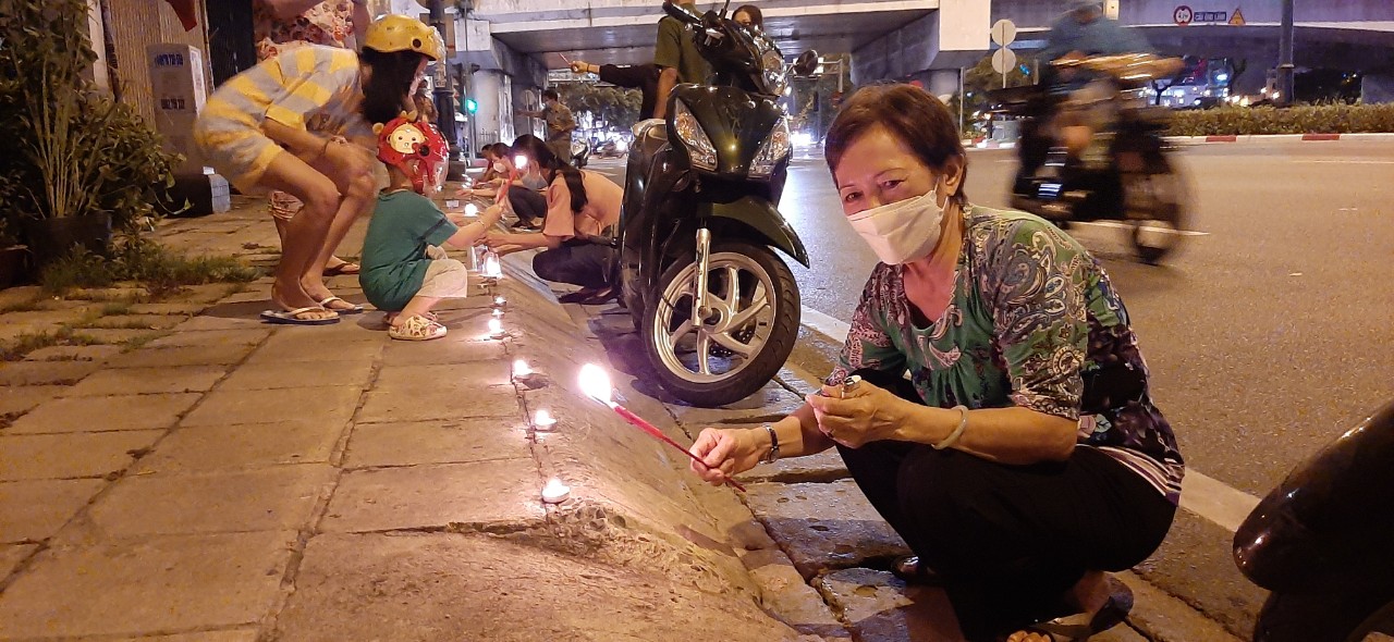 Người dân TP HCM tưởng niệm đồng bào tử vong và cán bộ, chiến sĩ hy sinh vì Covid-19 - Ảnh 30.