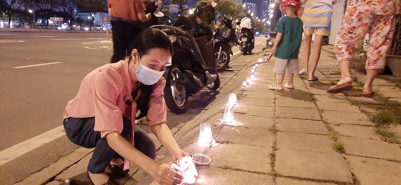 Người dân TP HCM tưởng niệm đồng bào tử vong và cán bộ, chiến sĩ hy sinh vì Covid-19 - Ảnh 31.