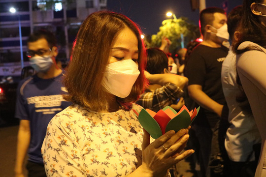 Người dân TP HCM tưởng niệm đồng bào tử vong và cán bộ, chiến sĩ hy sinh vì Covid-19