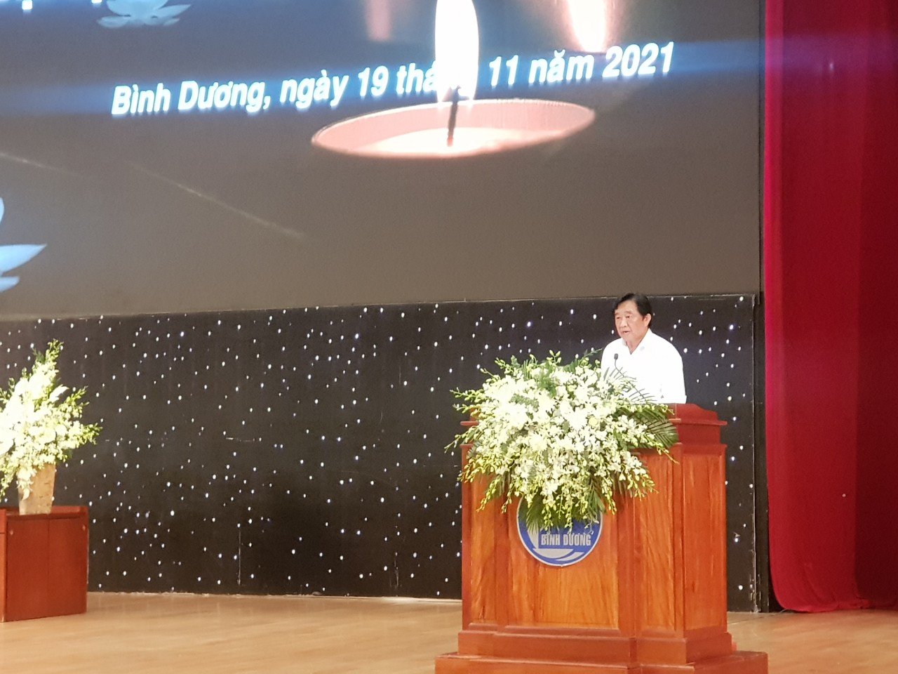 B&igrave;nh Dương tưởng niệm, tri &acirc;n những đồng b&agrave;o v&agrave; c&aacute;n bộ chiến sĩ đ&atilde; mất trong đại dịch Covid-19 - Ảnh 3.