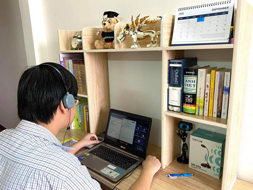 "Choáng" với thi, kiểm tra giữa kỳ trực tuyến